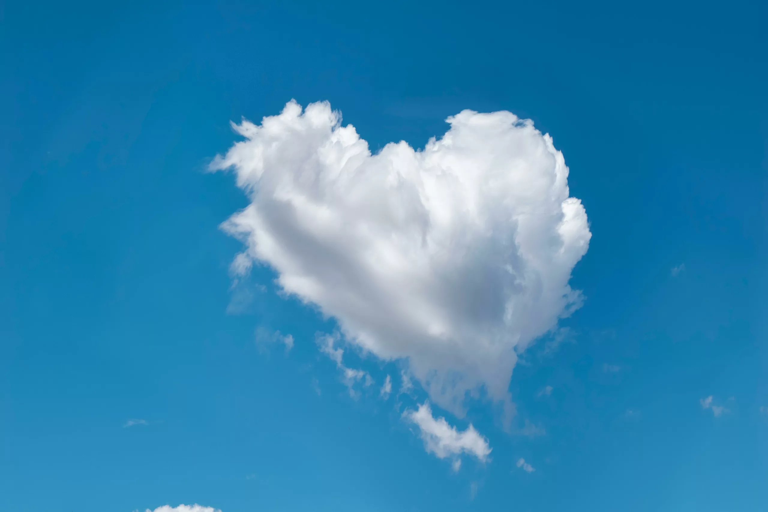 ciel bleu avec nuage coeur